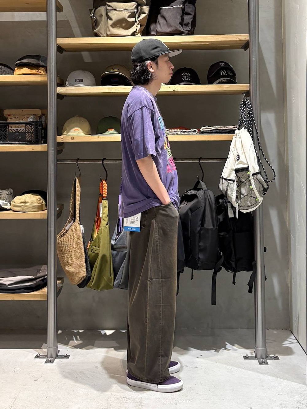 グレー系のデニムパンツ、その他のTシャツ/カットソー、ブラック系のキャップを着用したメンズの春コーディネートの2枚目の写真