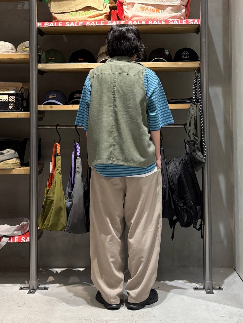 グリーン系のベスト、ベージュ系のその他パンツ、その他のTシャツ/カットソーを着用したメンズの夏コーディネートの3枚目の写真