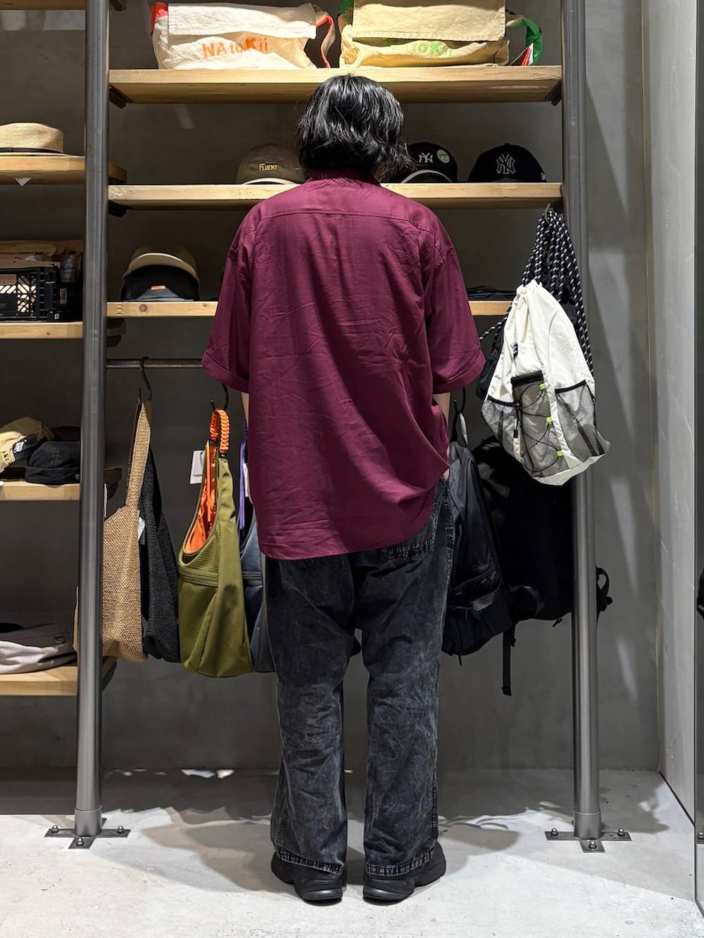 ブラック系のTシャツ/カットソー、ブラック系のその他パンツ、レッド系のシャツ/ブラウスを着用したメンズの夏コーディネートの3枚目の写真