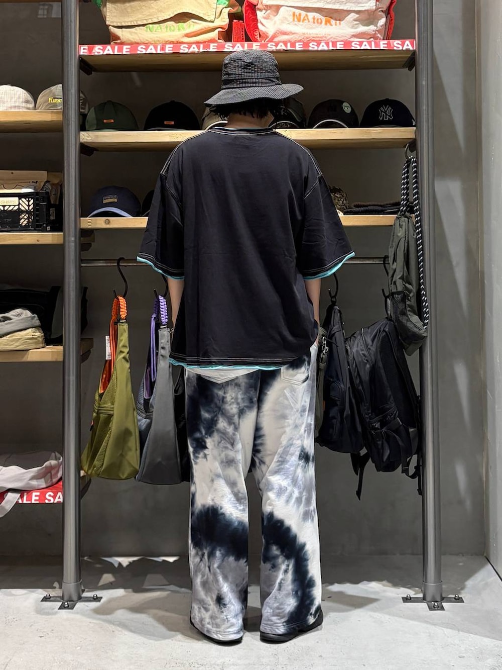 ブラック系のスウェットパンツ、ブラック系のTシャツ/カットソー、その他のブレスレットを着用したメンズの夏コーディネートの3枚目の写真