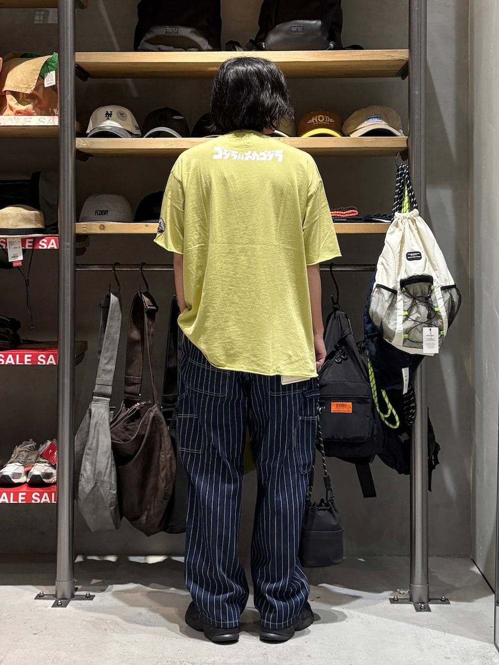 ブラック系のショルダーバッグ、イエロー系のTシャツ/カットソー、その他のデニムパンツを着用したメンズの夏コーディネートの3枚目の写真