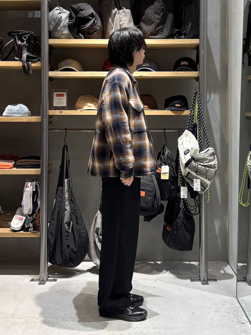 ブラック系のその他パンツ、ブラウン系のブルゾン、その他のスウェットを着用したメンズの秋コーディネートの2枚目の写真