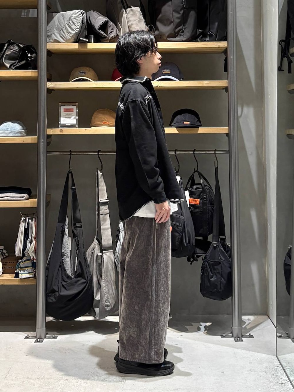 ホワイト系のTシャツ/カットソー、ブラック系のシャツ/ブラウス、グレー系のデニムパンツを着用したメンズの秋コーディネートの2枚目の写真