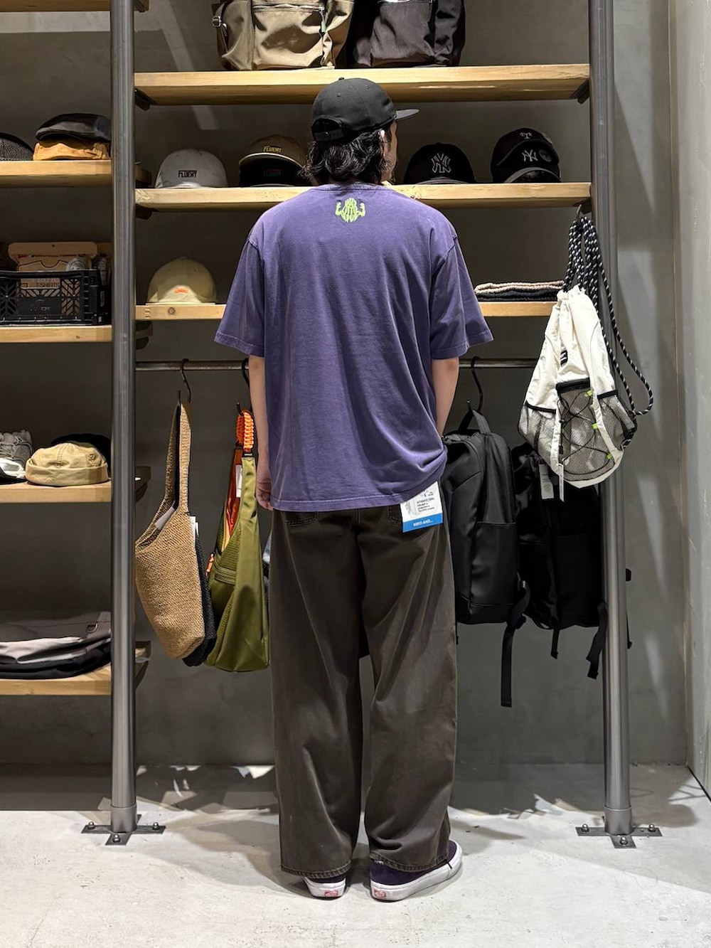グレー系のデニムパンツ、その他のTシャツ/カットソー、ブラック系のキャップを着用したメンズの春コーディネートの3枚目の写真