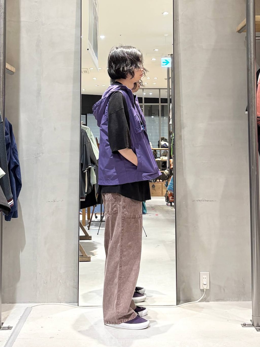 パープル系のベスト、ブラック系のTシャツ/カットソー、ブラウン系のその他パンツを着用したメンズの春コーディネートの2枚目の写真