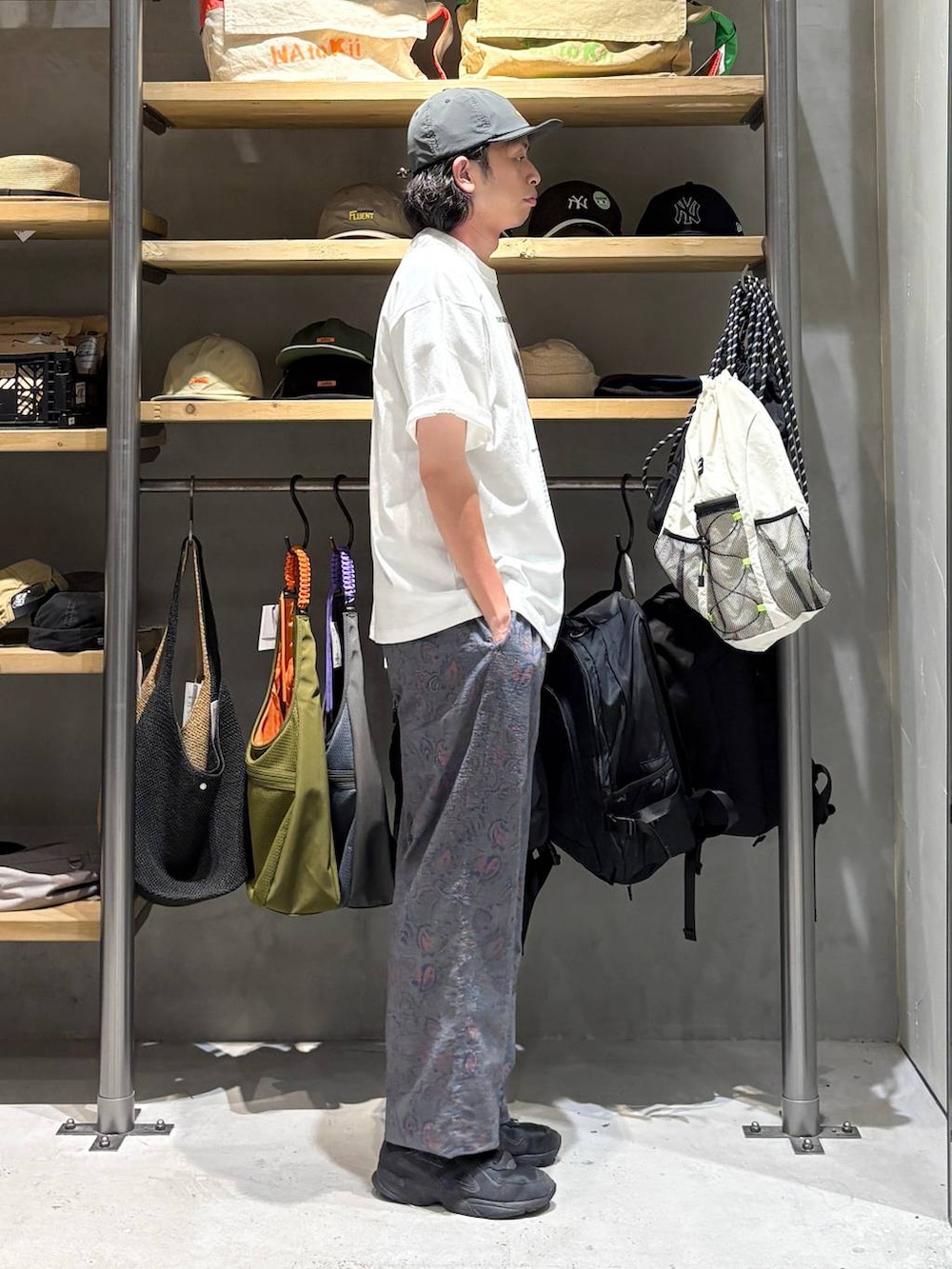 その他のその他パンツ、ホワイト系のTシャツ/カットソー、グレー系のキャップを着用したメンズの夏コーディネートの2枚目の写真