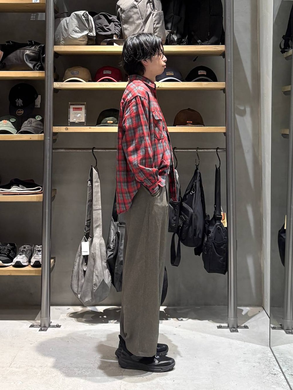 ブラック系のTシャツ/カットソー、レッド系のシャツ/ブラウス、ベージュ系のその他パンツを着用したメンズの秋コーディネートの2枚目の写真
