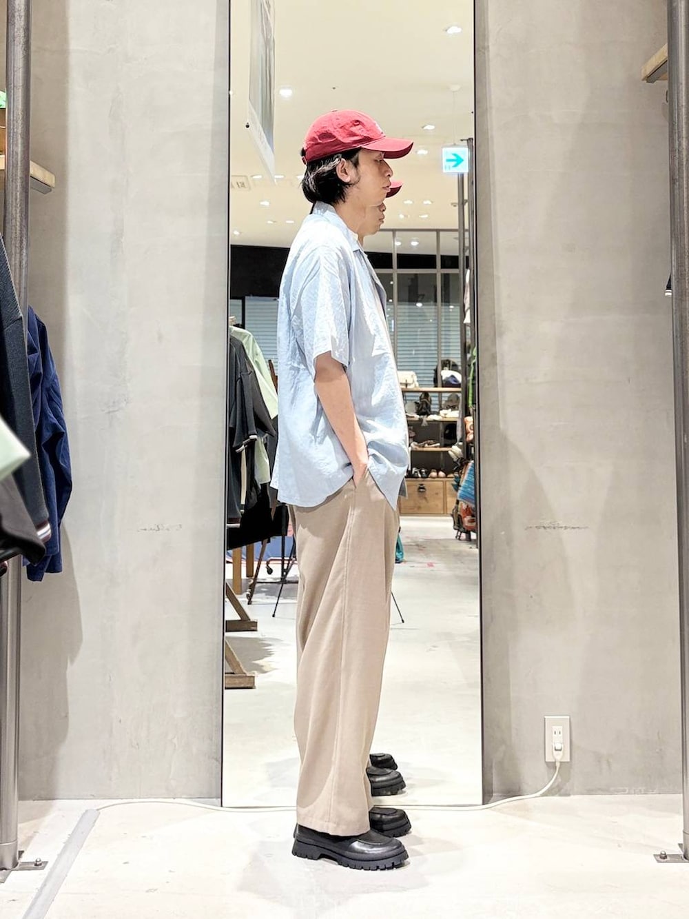 ブラック系のローファー、ベージュ系のその他パンツ、ブルー系のシャツ/ブラウスを着用したメンズの春コーディネートの3枚目の写真