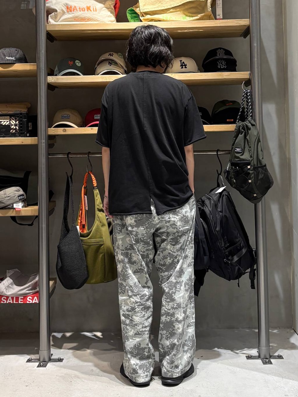その他のその他パンツ、グレー系のTシャツ/カットソー、その他のブレスレットを着用したメンズの夏コーディネートの3枚目の写真