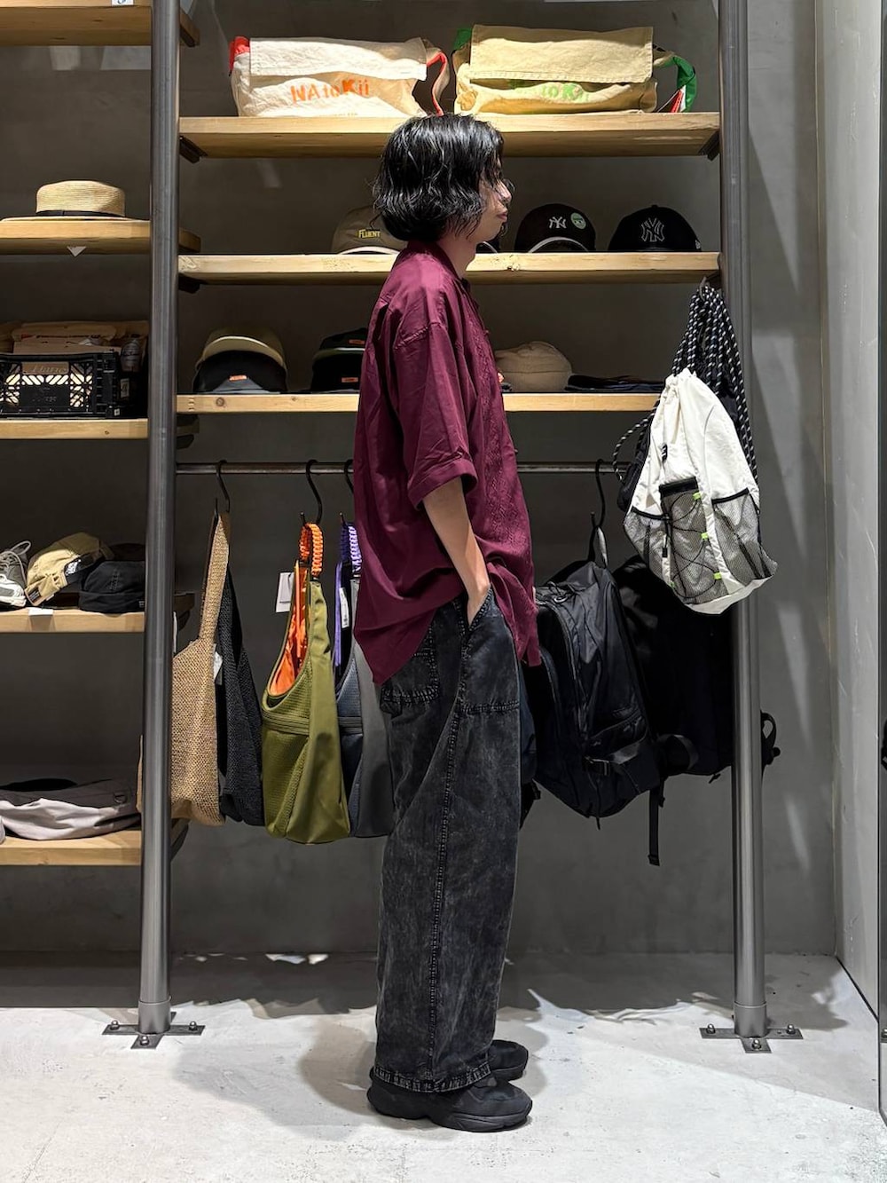 ブラック系のTシャツ/カットソー、ブラック系のその他パンツ、レッド系のシャツ/ブラウスを着用したメンズの夏コーディネートの2枚目の写真