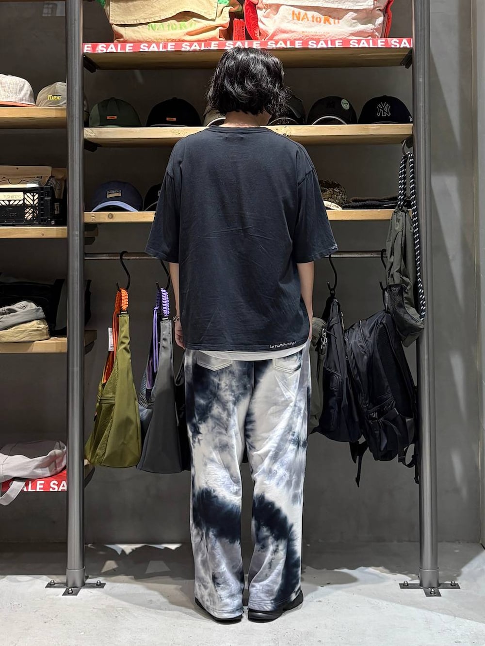 ブラック系のTシャツ/カットソー、ブラック系のスウェットパンツ、その他のブレスレットを着用したメンズの夏コーディネートの3枚目の写真