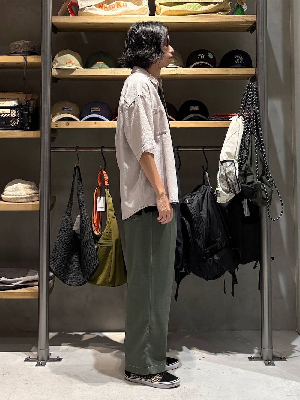 ブラック系のTシャツ/カットソー、グリーン系のその他パンツ、ホワイト系のシャツ/ブラウスを着用したメンズの夏コーディネートの2枚目の写真