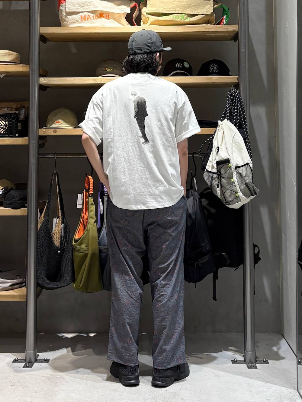 その他のその他パンツ、ホワイト系のTシャツ/カットソー、グレー系のキャップを着用したメンズの夏コーディネートの3枚目の写真