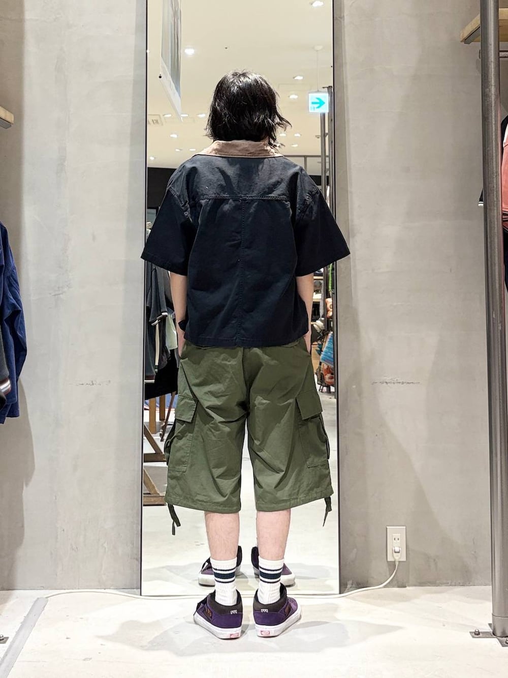 ブラック系のミリタリージャケット、グリーン系のカーゴパンツ、ホワイト系のTシャツ/カットソーを着用したメンズの春コーディネートの3枚目の写真