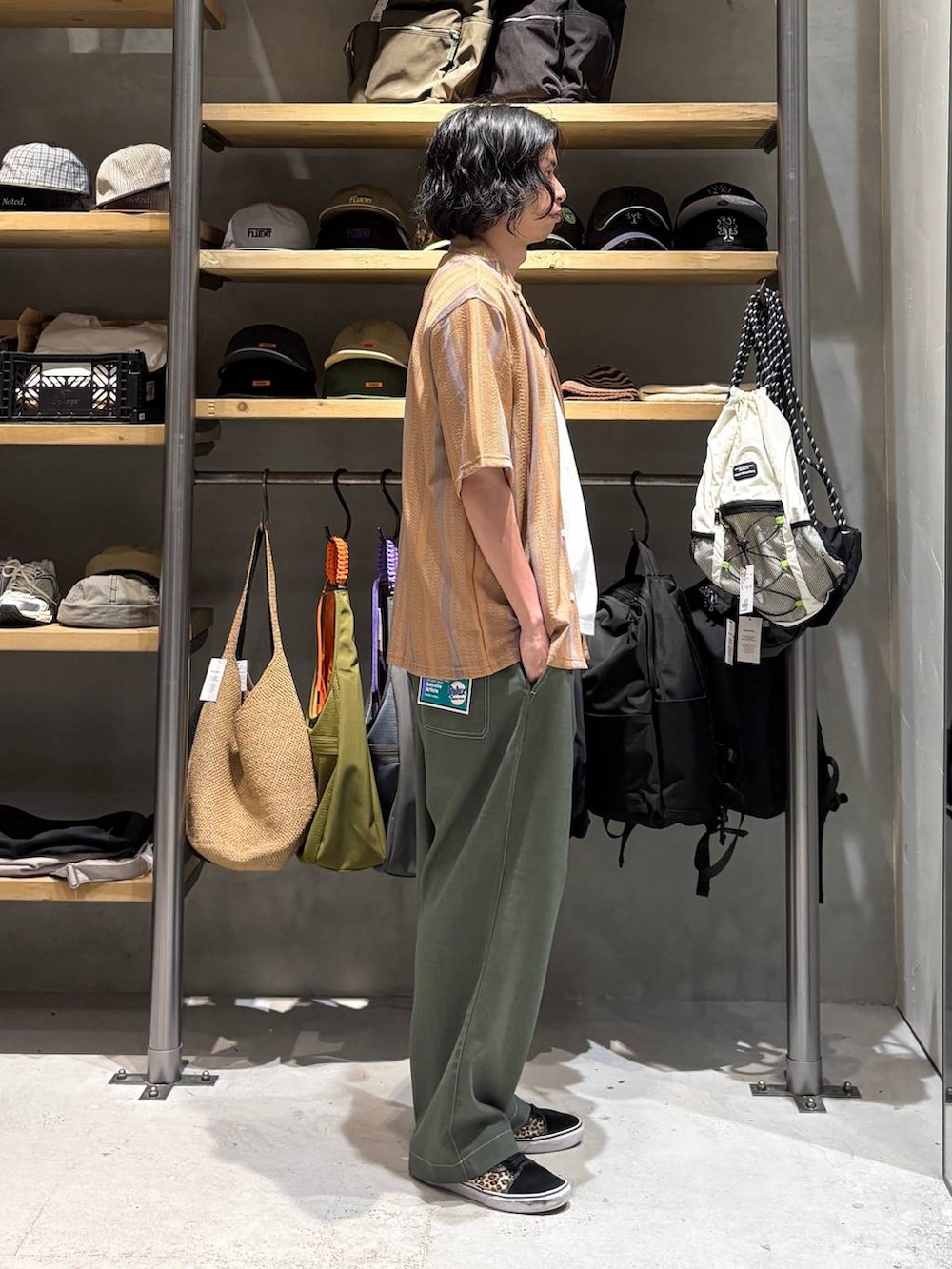 ホワイト系のTシャツ/カットソー、グリーン系のその他パンツ、オレンジ系のシャツ/ブラウスを着用したメンズの夏コーディネートの2枚目の写真