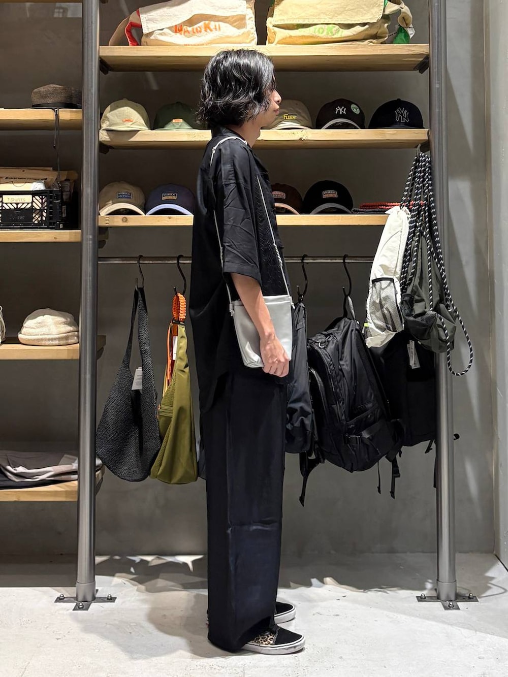ブラック系のTシャツ/カットソー、シルバー系のショルダーバッグ、ブラック系のシャツ/ブラウスを着用したメンズの夏コーディネートの2枚目の写真