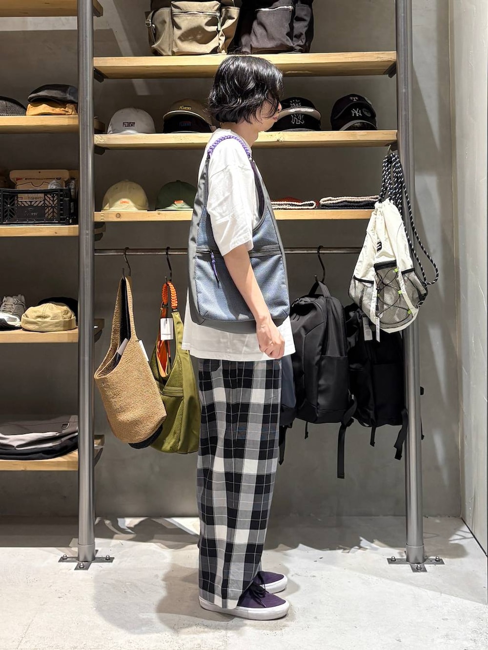 ブラック系のその他パンツ、グレー系のトートバッグ、その他のTシャツ/カットソーを着用したメンズの春コーディネートの2枚目の写真