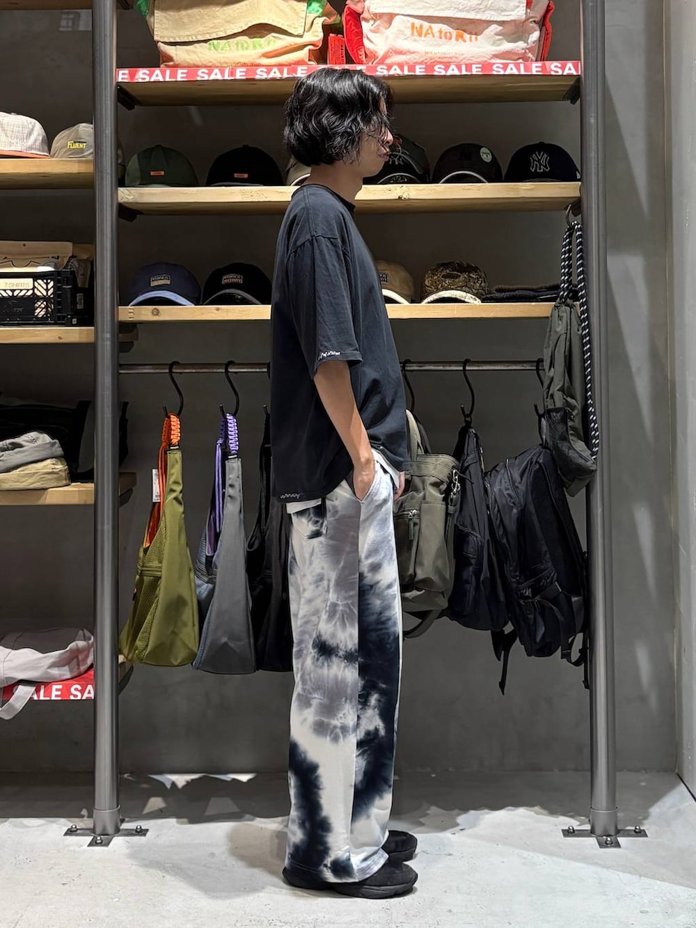 ブラック系のTシャツ/カットソー、ブラック系のスウェットパンツ、その他のブレスレットを着用したメンズの夏コーディネートの2枚目の写真