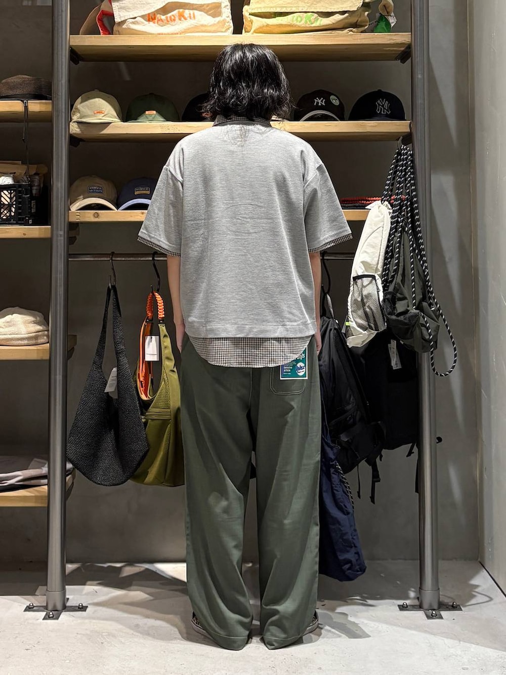ブルー系のトートバッグ、グリーン系のその他パンツ、グレー系のポロシャツを着用したメンズの夏コーディネートの3枚目の写真