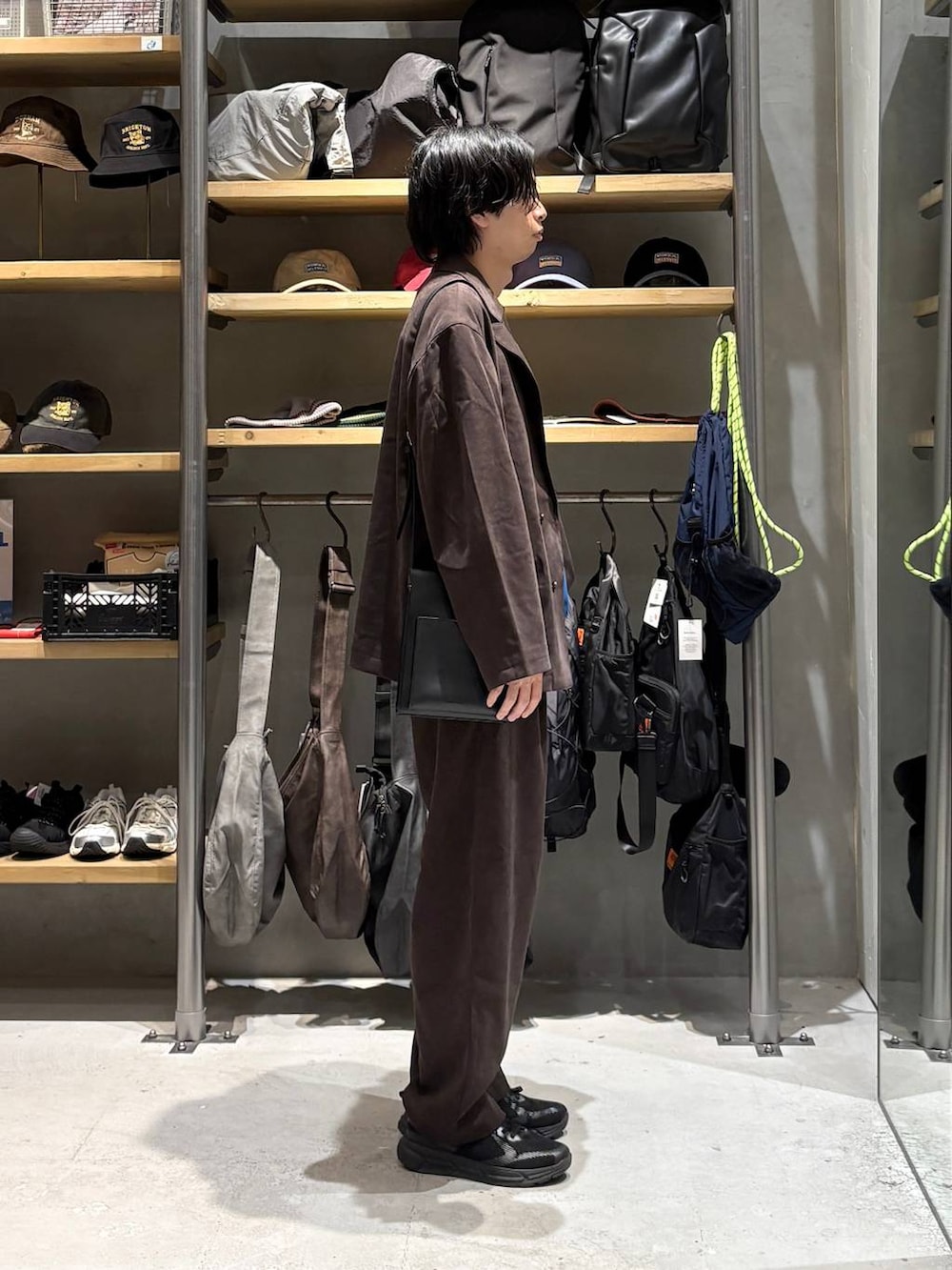 ブラウン系のその他パンツ、ブラック系のショルダーバッグ、ブラウン系のその他アウターを着用したメンズの秋コーディネートの2枚目の写真