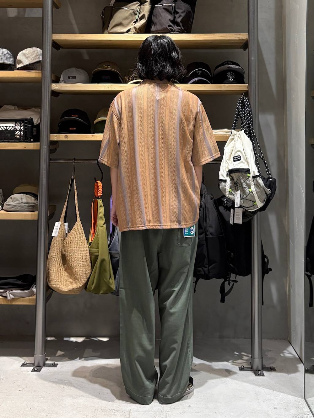 ホワイト系のTシャツ/カットソー、グリーン系のその他パンツ、オレンジ系のシャツ/ブラウスを着用したメンズの夏コーディネートの3枚目の写真