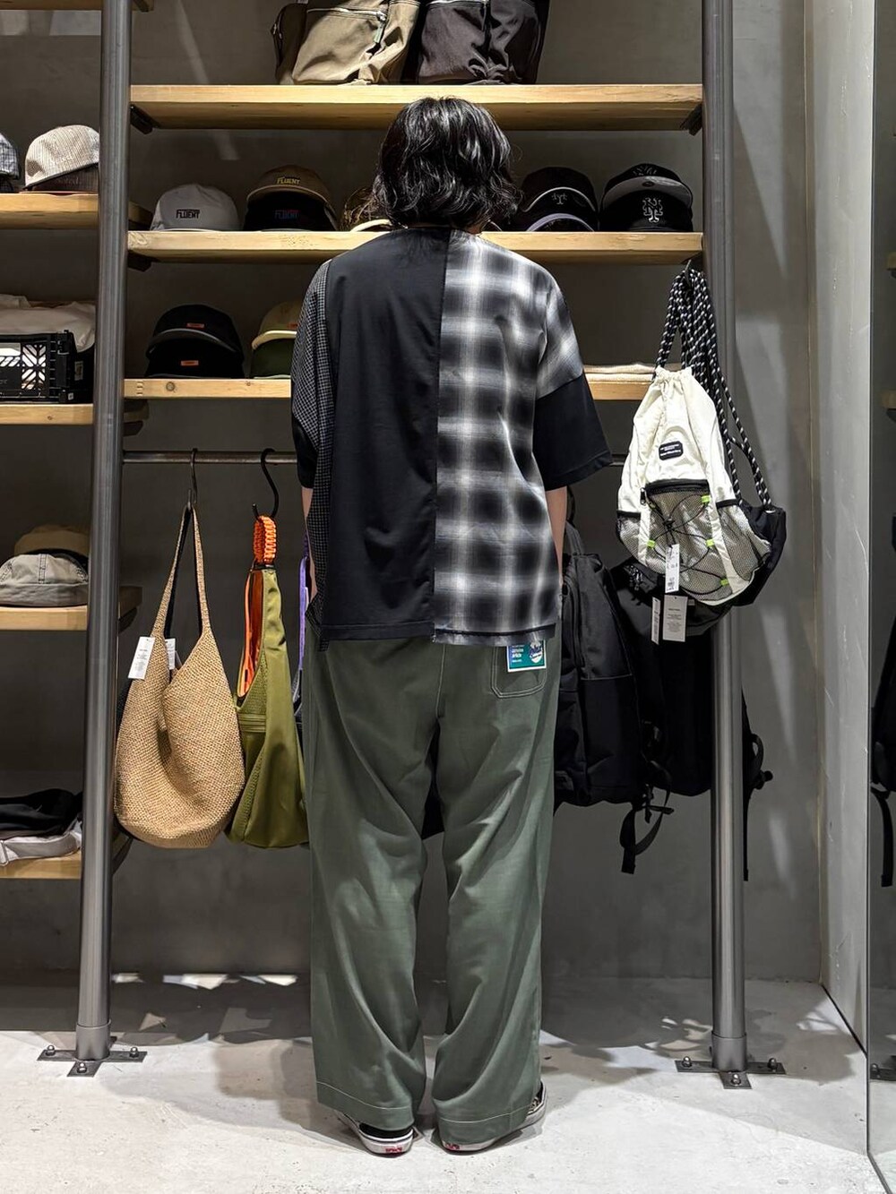 ブラック系のTシャツ/カットソー、グリーン系のその他パンツを着用したメンズの夏コーディネートの3枚目の写真