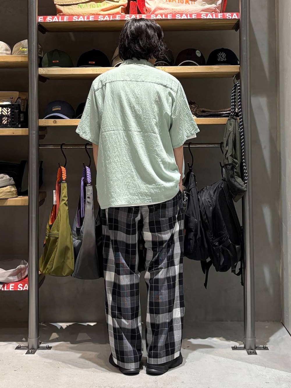 グリーン系のシャツ/ブラウス、ブラック系のその他パンツ、ホワイト系のTシャツ/カットソーを着用したメンズの夏コーディネートの3枚目の写真