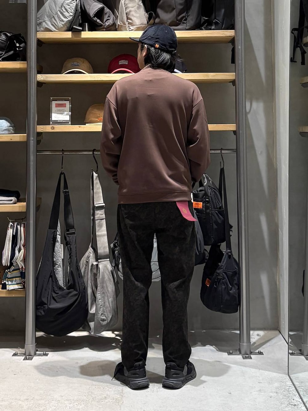 ブラウン系のジャージ、その他のその他パンツ、ブラック系のキャップを着用したメンズの秋コーディネートの3枚目の写真