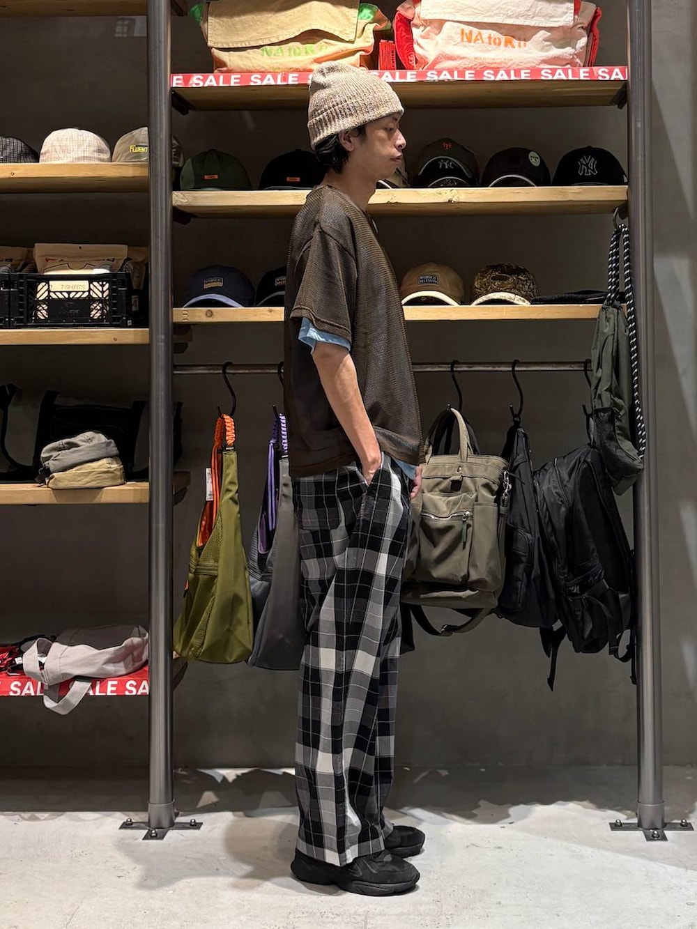 ブラック系のその他パンツ、ブラウン系のTシャツ/カットソー、ベージュ系のニットキャップ/ビーニーを着用したメンズの夏コーディネートの2枚目の写真