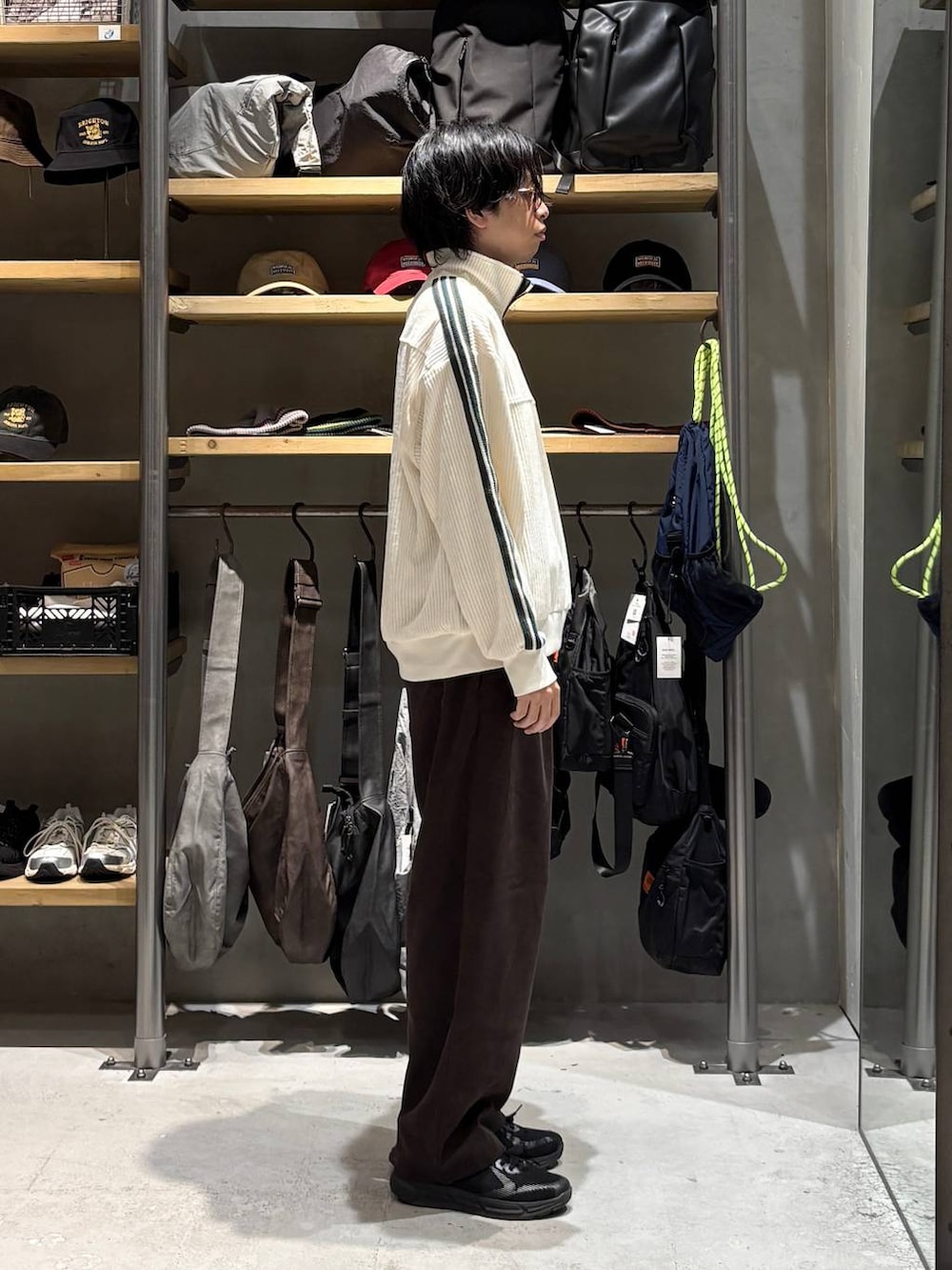 ブラウン系のその他パンツ、ホワイト系のスウェット、ブラウン系のサングラスを着用したメンズの秋コーディネートの2枚目の写真