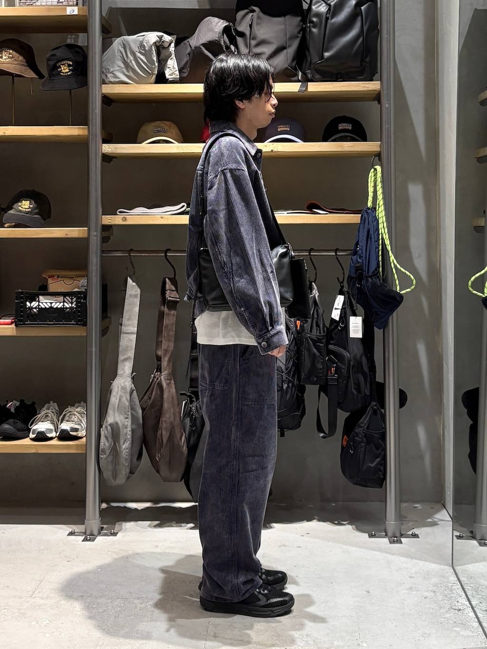 ブルー系のブルゾン、ブルー系のその他パンツ、ホワイト系のTシャツ/カットソーを着用したメンズの秋コーディネートの2枚目の写真