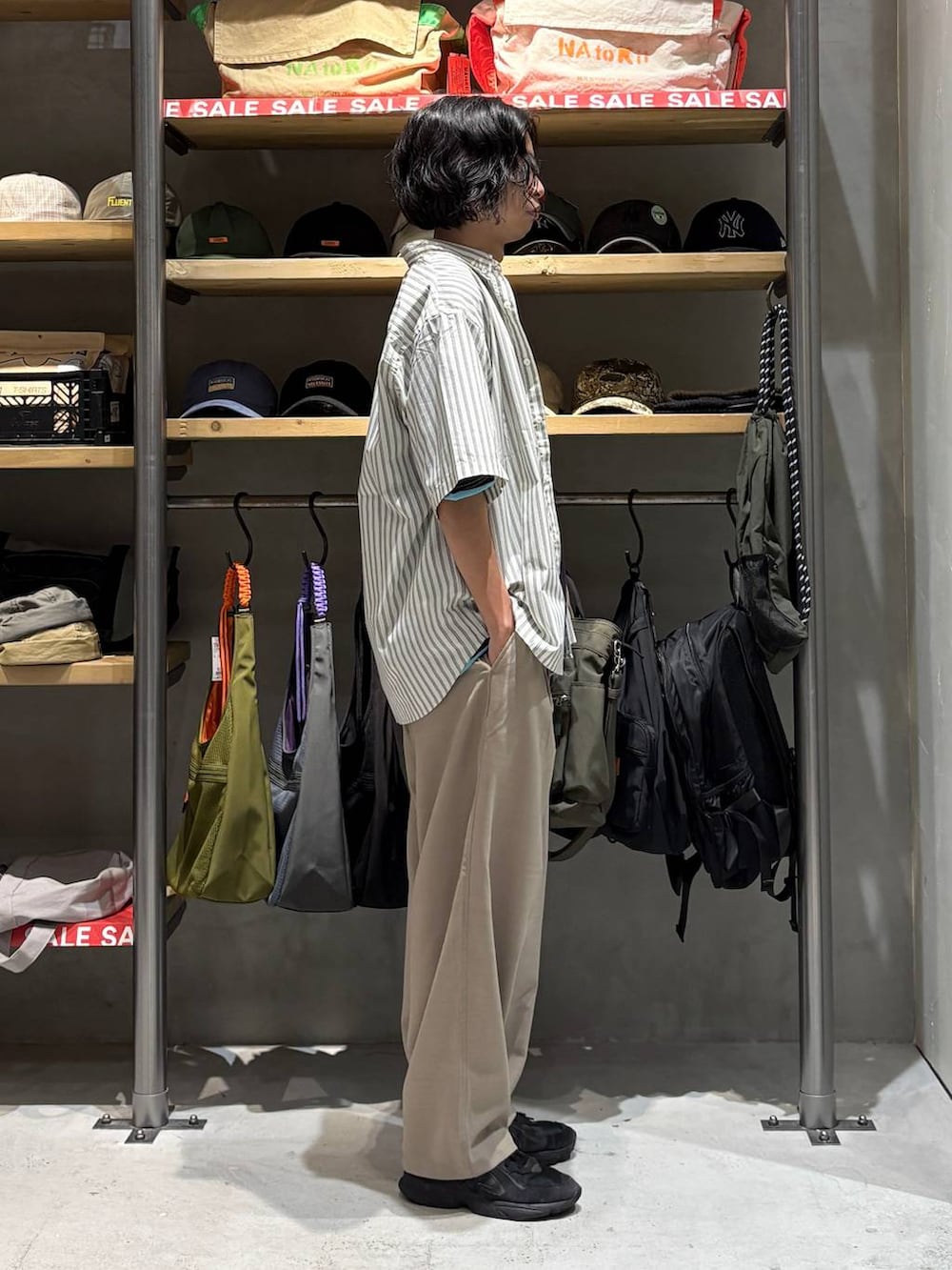 ホワイト系のシャツ/ブラウス、ベージュ系のその他パンツ、ブラック系のTシャツ/カットソーを着用したメンズの夏コーディネートの2枚目の写真