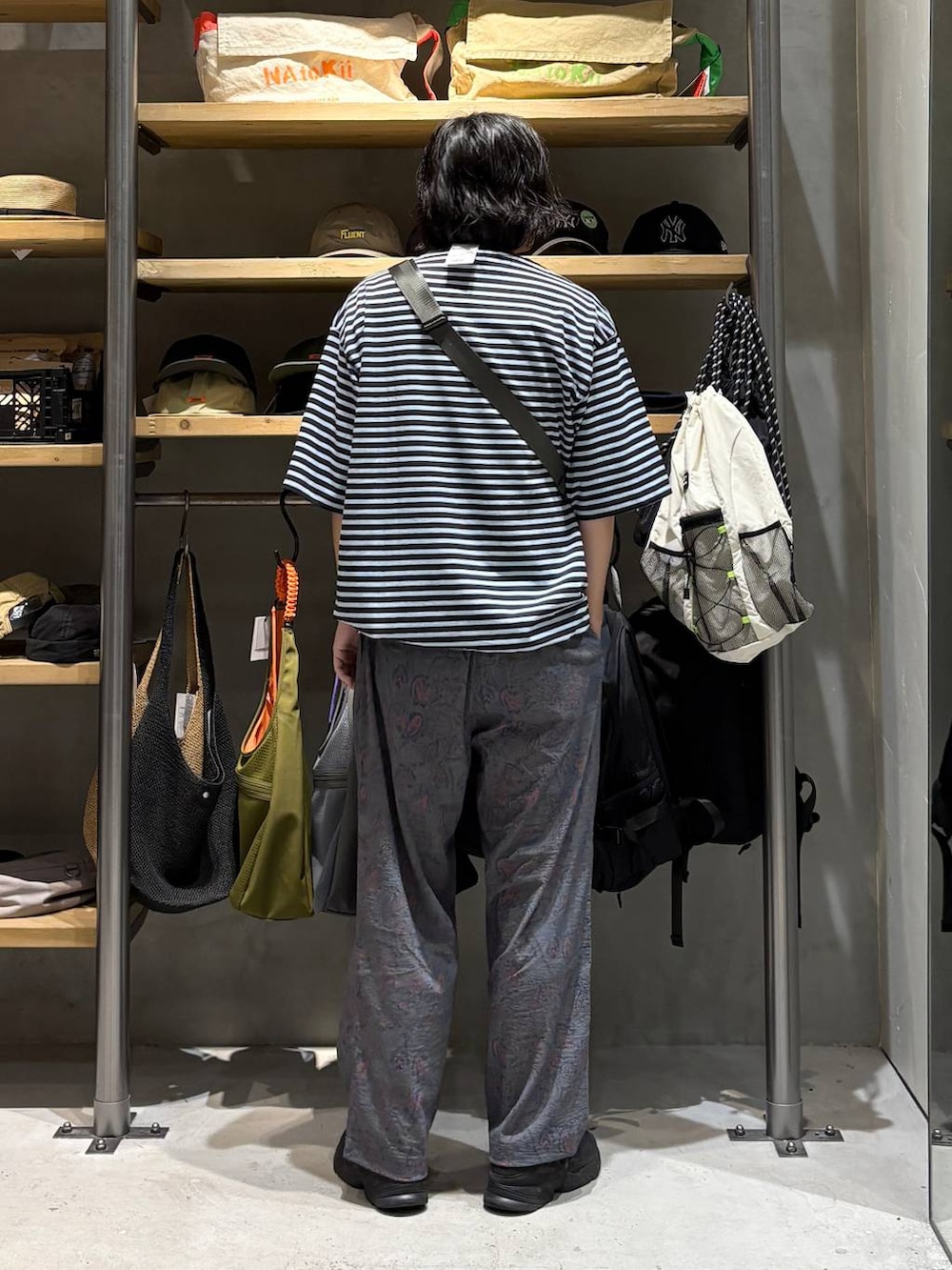 その他のその他パンツ、グレー系のショルダーバッグ、その他のTシャツ/カットソーを着用したメンズの夏コーディネートの3枚目の写真
