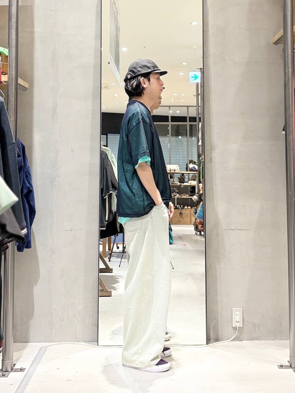 ブルー系のデニムパンツ、ブルー系のTシャツ/カットソー、ブラック系のキャップを着用したメンズの春コーディネートの2枚目の写真