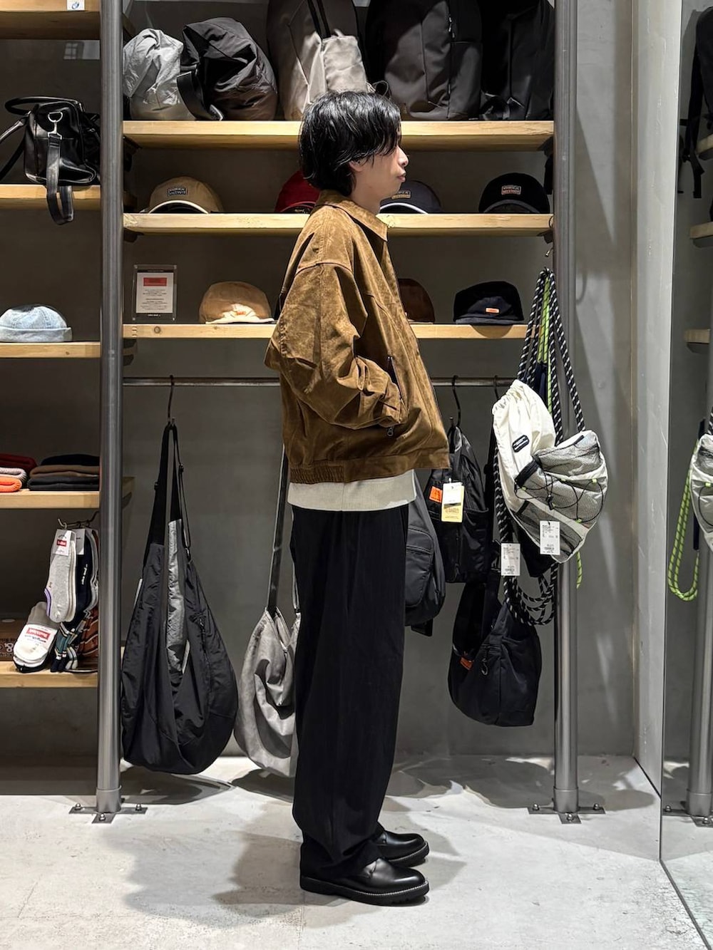ブラック系のその他パンツ、イエロー系のブルゾン、ベージュ系のニット/セーターを着用したメンズの秋コーディネートの2枚目の写真