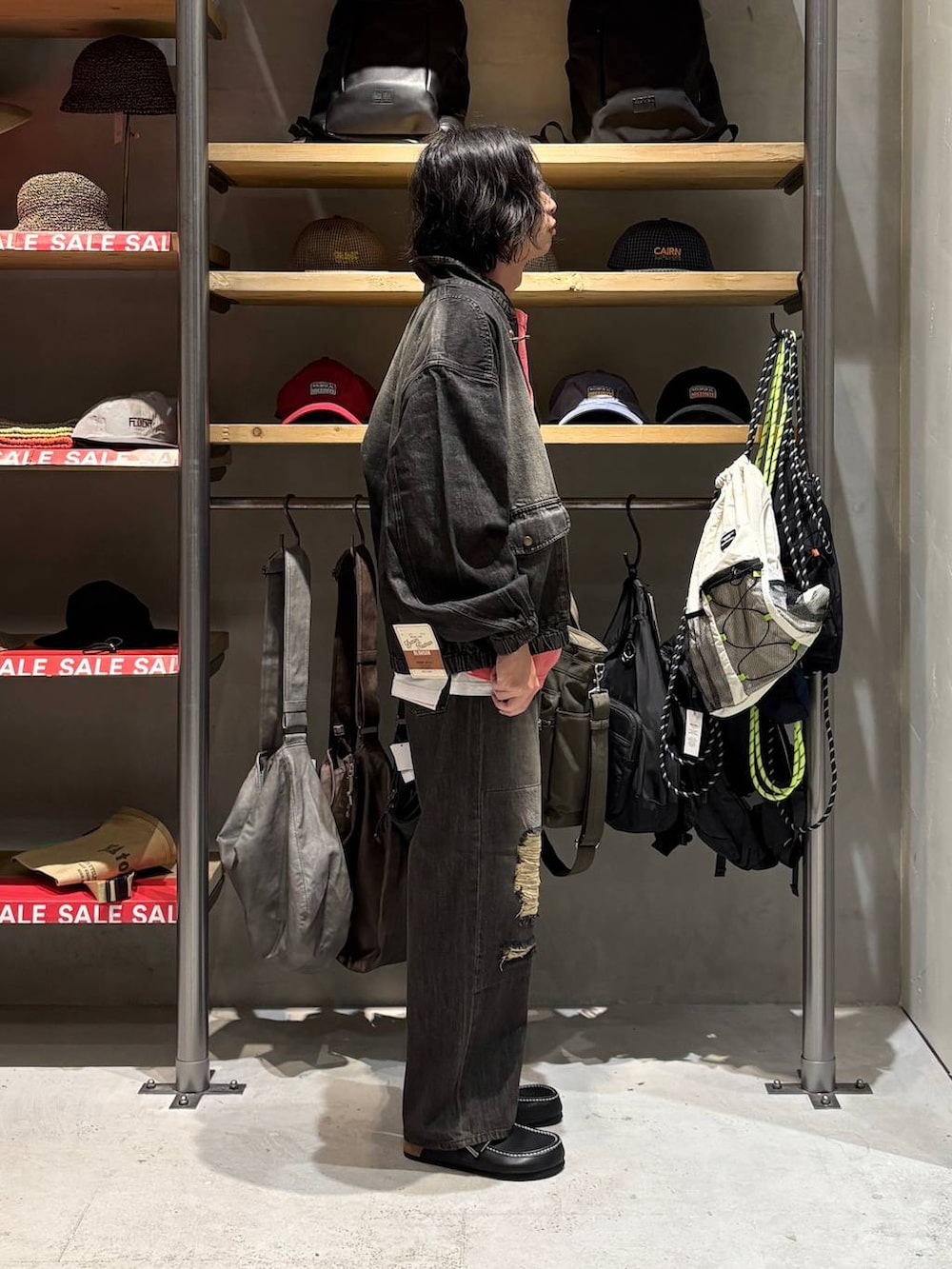 レッド系のTシャツ/カットソー、グレー系のデニムパンツ、グレー系のデニムジャケットを着用したメンズの夏コーディネートの2枚目の写真
