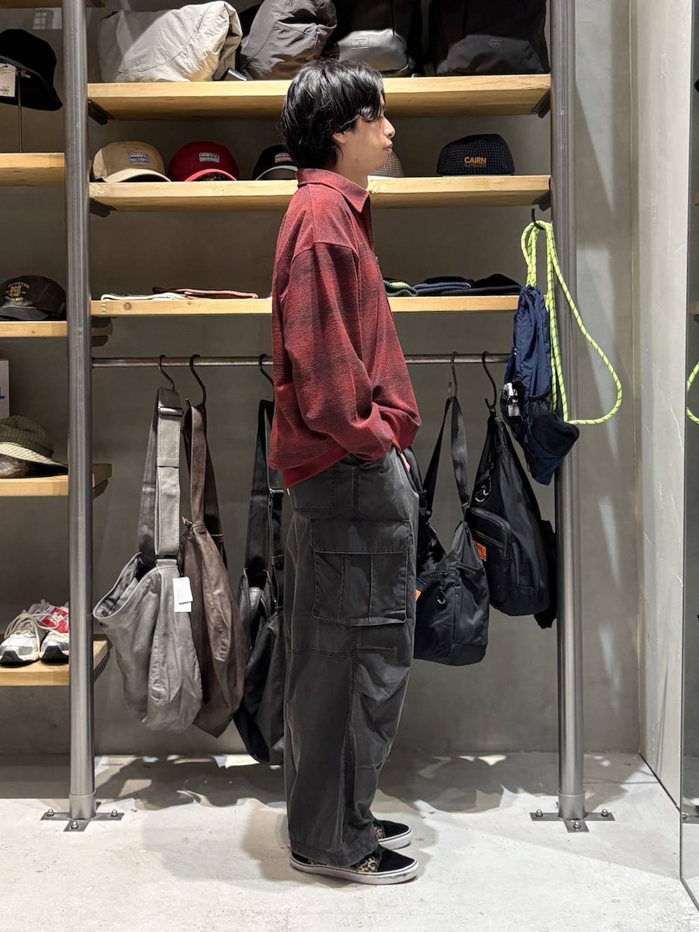 ブラック系のカーゴパンツ、レッド系のTシャツ/カットソー、ホワイト系のTシャツ/カットソーを着用したメンズの秋コーディネートの2枚目の写真