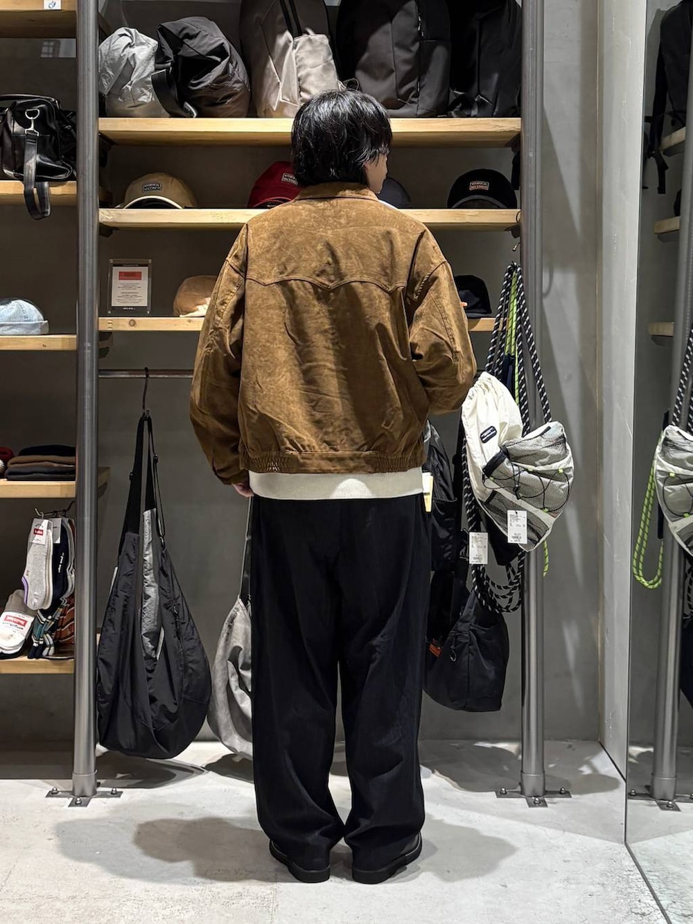 ブラック系のその他パンツ、イエロー系のブルゾン、ベージュ系のニット/セーターを着用したメンズの秋コーディネートの3枚目の写真