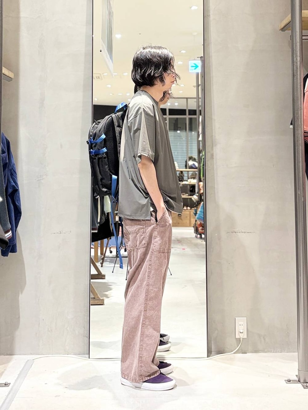グレー系のTシャツ/カットソー、ブラウン系のその他パンツを着用したメンズの春コーディネートの2枚目の写真
