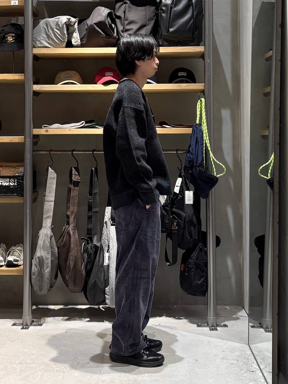ブルー系のその他パンツ、ホワイト系のTシャツ/カットソー、ブラック系のカーディガン/ボレロを着用したメンズの秋コーディネートの2枚目の写真