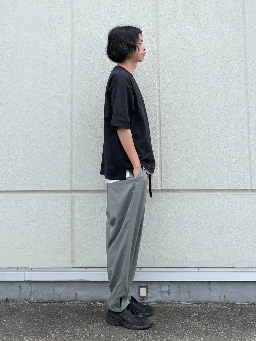 ブラック系のTシャツ/カットソー、グリーン系のその他パンツを着用したメンズの夏コーディネートの2枚目の写真