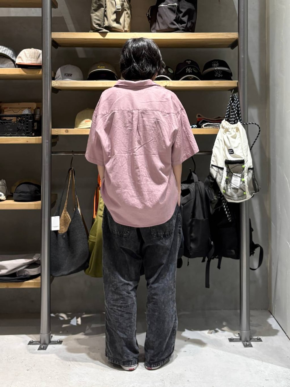 ブラック系のその他パンツ、ピンク系のシャツ/ブラウスを着用したメンズの夏コーディネートの3枚目の写真
