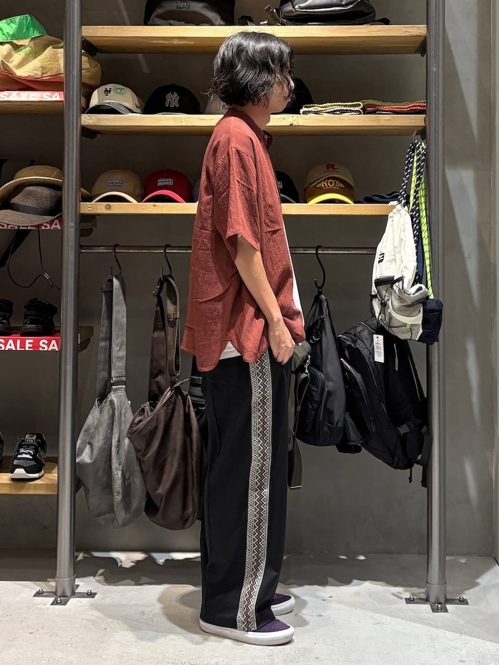 ブラック系のその他パンツ、ブラウン系のシャツ/ブラウス、ホワイト系のTシャツ/カットソーを着用したメンズの夏コーディネートの2枚目の写真
