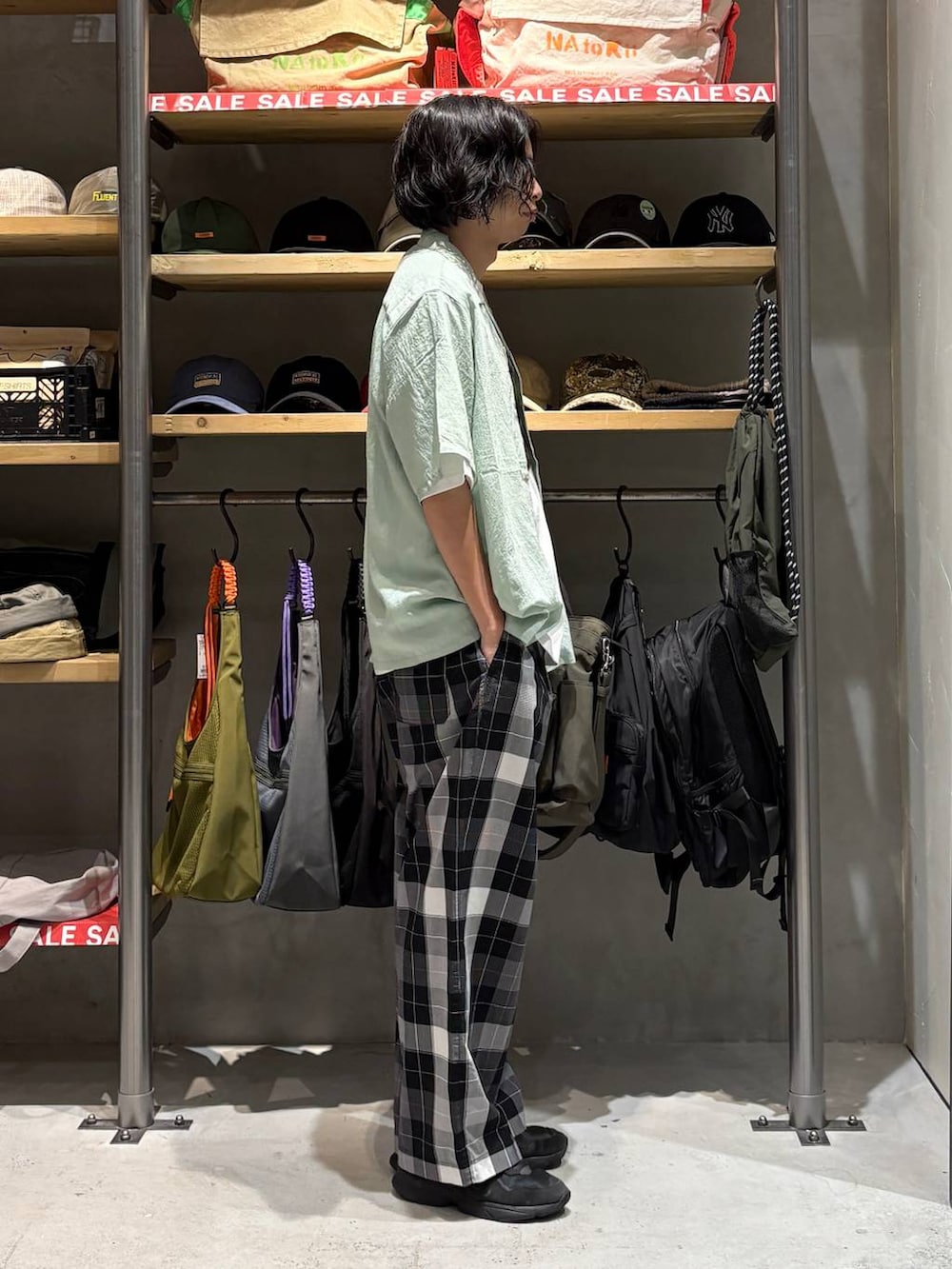 グリーン系のシャツ/ブラウス、ブラック系のその他パンツ、ホワイト系のTシャツ/カットソーを着用したメンズの夏コーディネートの2枚目の写真