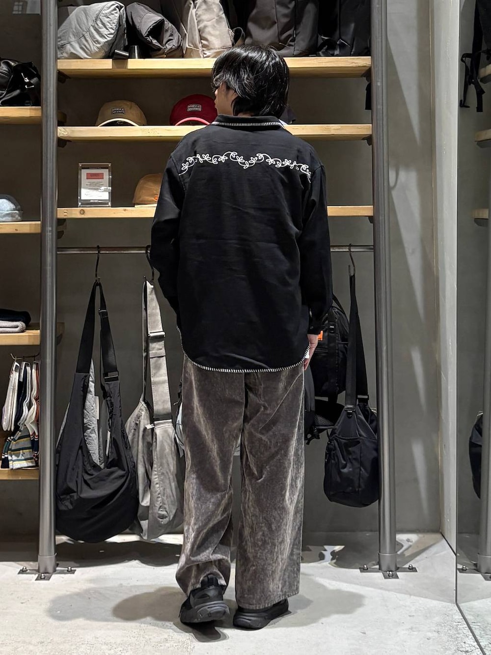 ホワイト系のTシャツ/カットソー、ブラック系のシャツ/ブラウス、グレー系のデニムパンツを着用したメンズの秋コーディネートの3枚目の写真