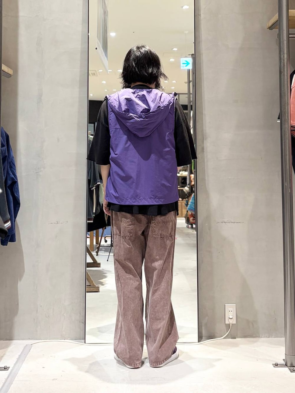 パープル系のベスト、ブラック系のTシャツ/カットソー、ブラウン系のその他パンツを着用したメンズの春コーディネートの3枚目の写真