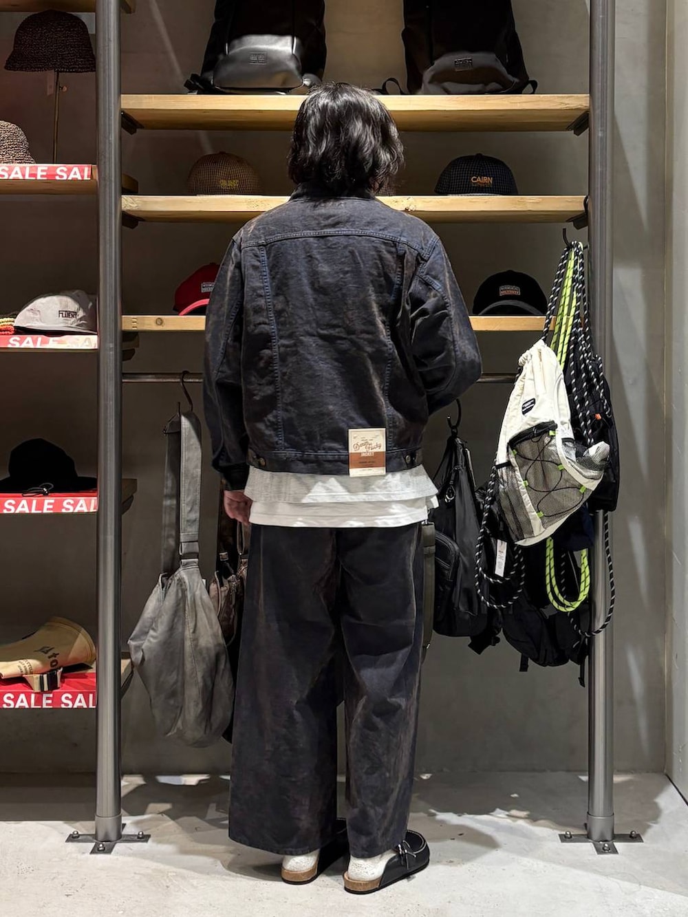 ホワイト系のTシャツ/カットソー、ブルー系のデニムジャケット、ブルー系のデニムパンツを着用したメンズの夏コーディネートの3枚目の写真