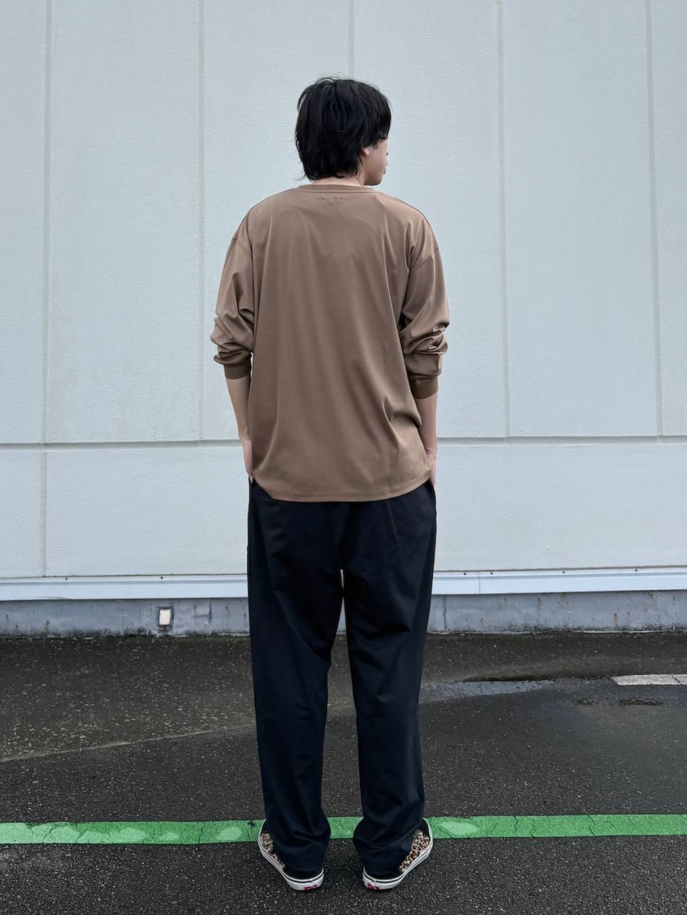 ブラック系のその他パンツを着用したメンズの夏コーディネートの3枚目の写真