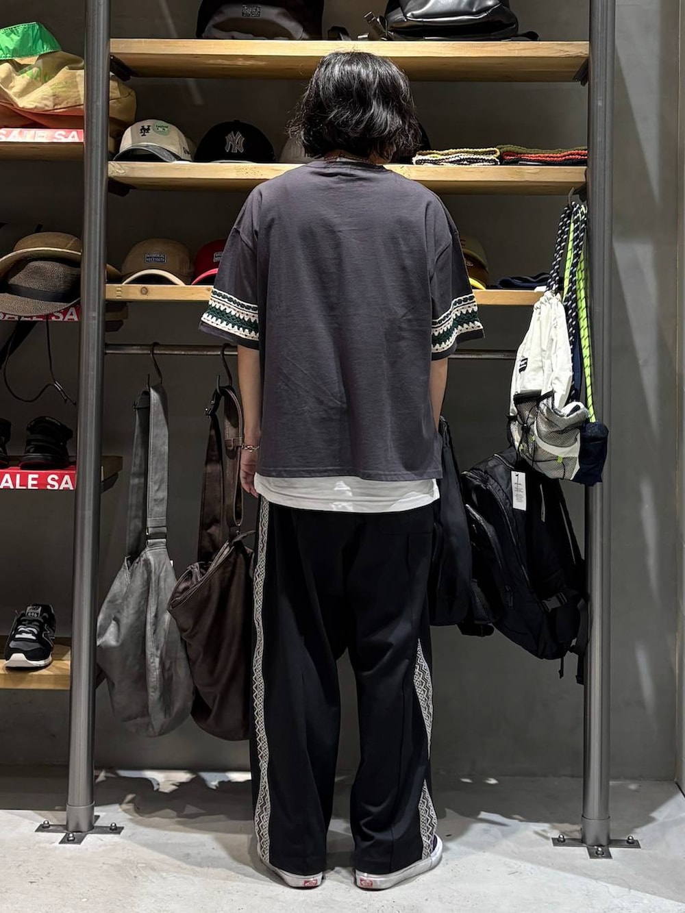 ブラック系のその他パンツ、グレー系のTシャツ/カットソー、その他のネックレスを着用したメンズの夏コーディネートの3枚目の写真