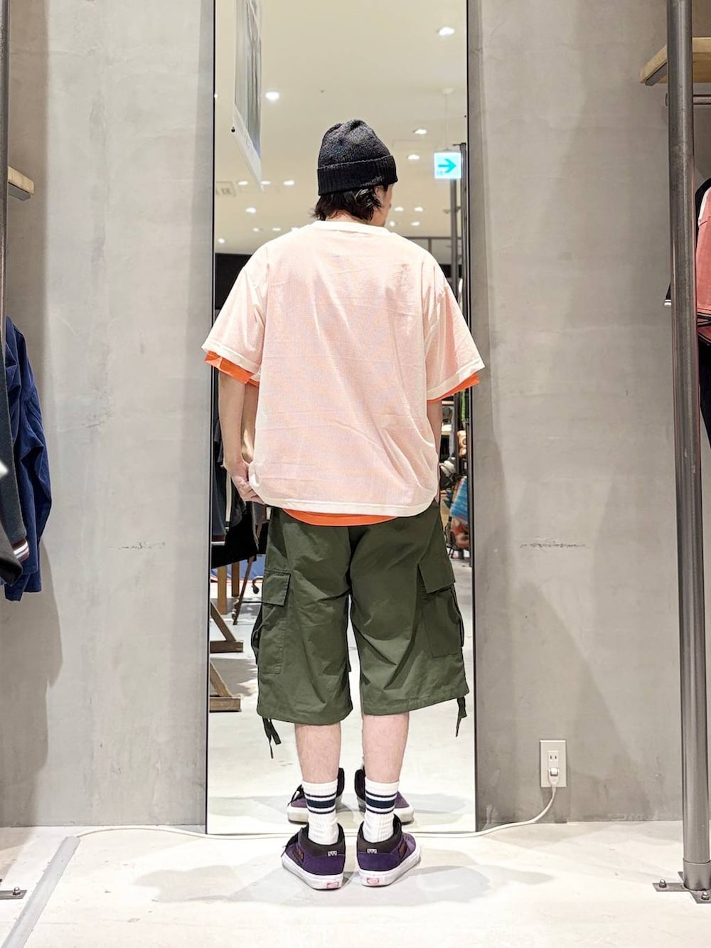 グリーン系のカーゴパンツ、その他のTシャツ/カットソー、ブラック系のニットキャップ/ビーニーを着用したメンズの春コーディネートの3枚目の写真